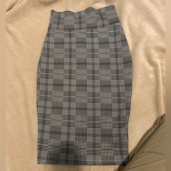 A brand new skirt and 2 give away hats 👒 for 🍃Free🍃 - Picture 1 of 6